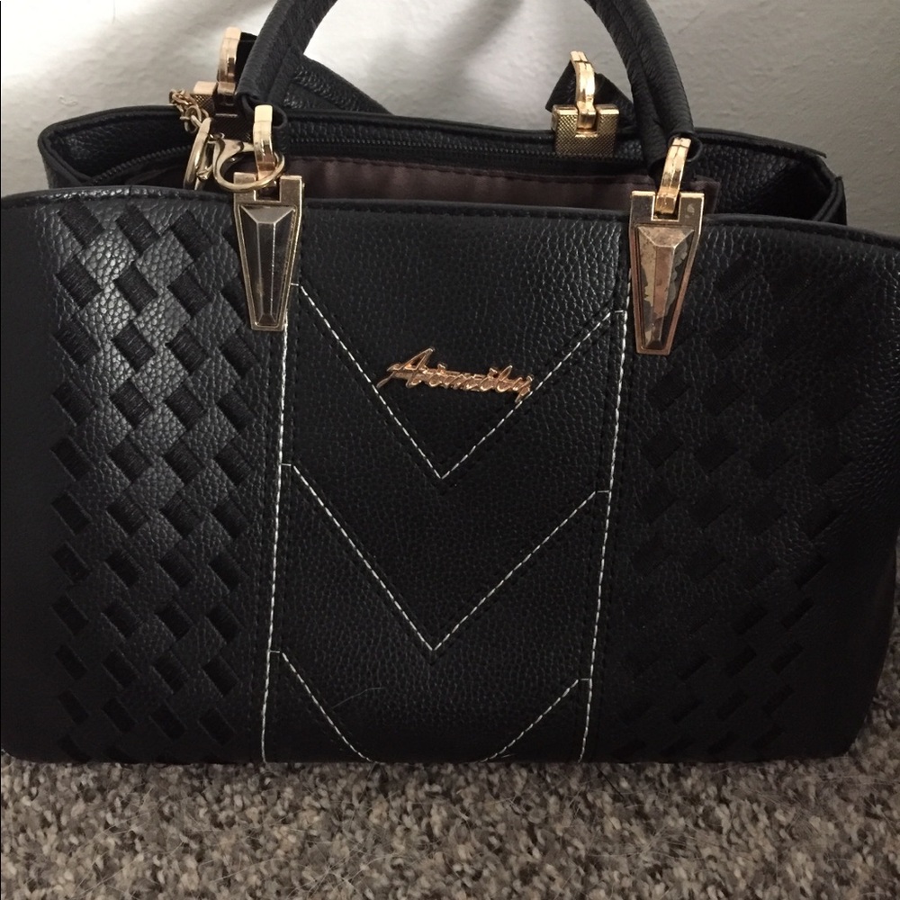 🦋 Black & Gold Purse 🖤 💛